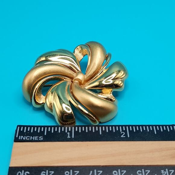 Vintage Large Gold Plated Monet Flower Brooch, 1.25 Inches, Smooth Satin Finish - Picture 6 of 7